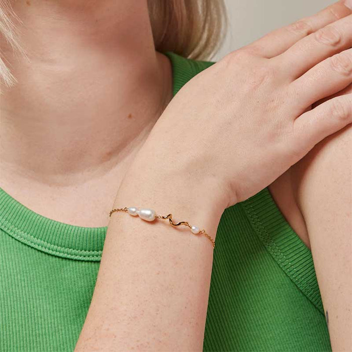 ENAMEL B113G PEARLIE TWIST BRACELET GULD - J BY J Fashion