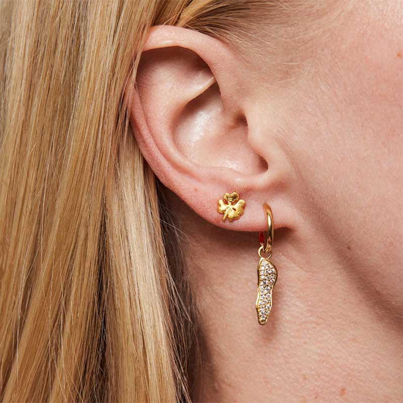 ENAMEL E238GM ORGANIC CLOVER STUDS GULD - J BY J Fashion