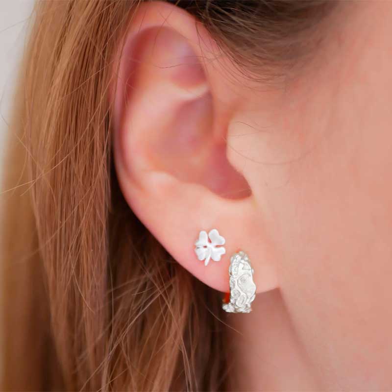 ENAMEL E238SM ORGANIC CLOVER STUDS SØLV - J BY J Fashion