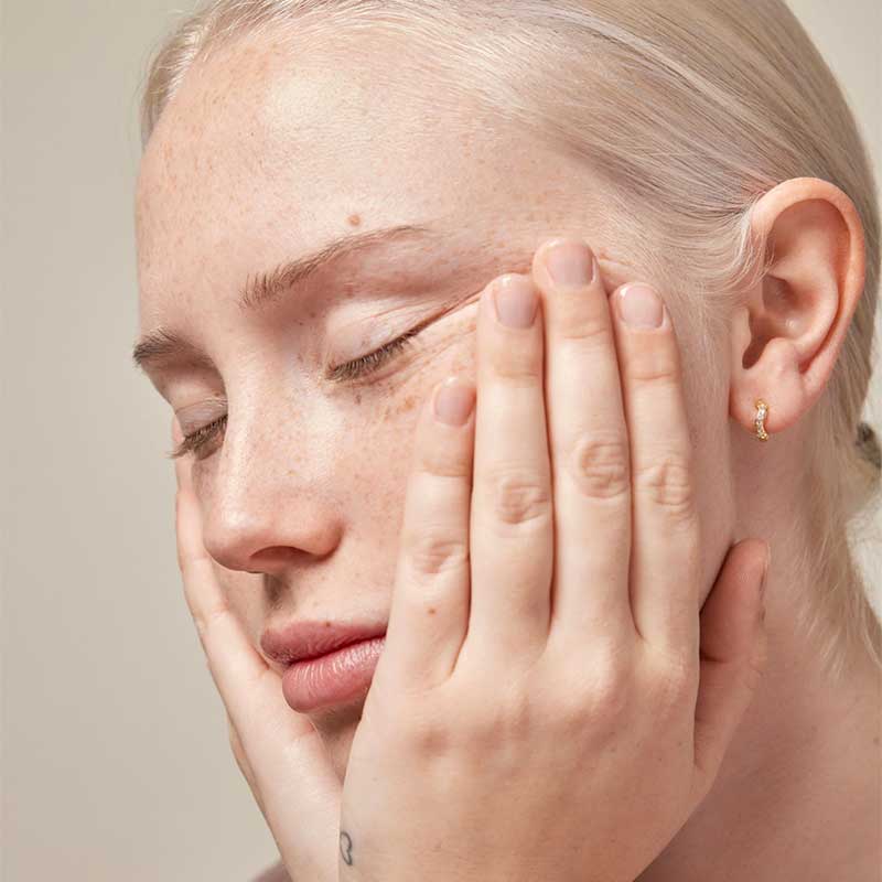 ENAMEL E316G SPARKLING CURVE SMALL HOOPS GULD