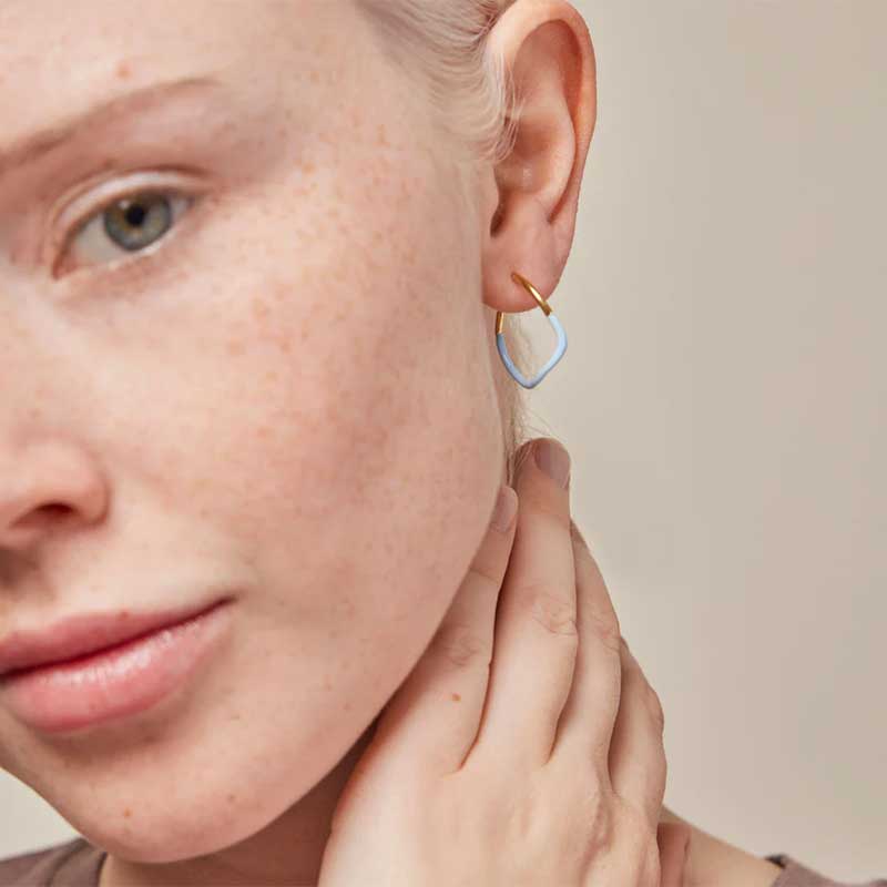 ENAMEL SWAY HOOPS GULD & LYSEBLÅ