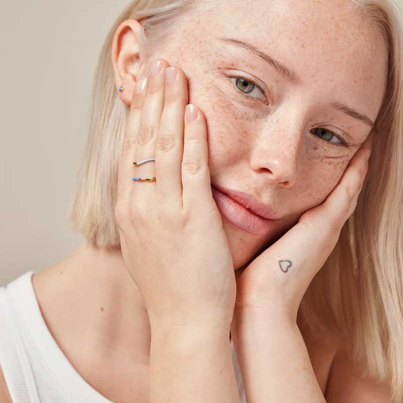 ENAMEL SWAY RING GULD & BLÅ - J BY J Fashion