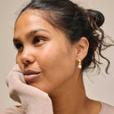 Enamel Avaya Pearl Hoops Guld - J BY J Fashion