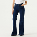 Model iført Garcia Isabella flare jeans i mørkeblå set forfra