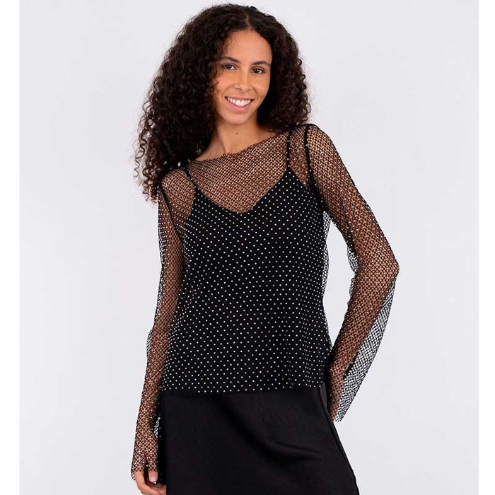 Modellen har en NEO NOIR Neo Noir Aimee Stone Bluse Sort sort polkaprikket top.