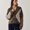 Model iført brun ternet Noella strikcardigan set forfra med lange dropped shoulder-ærmer