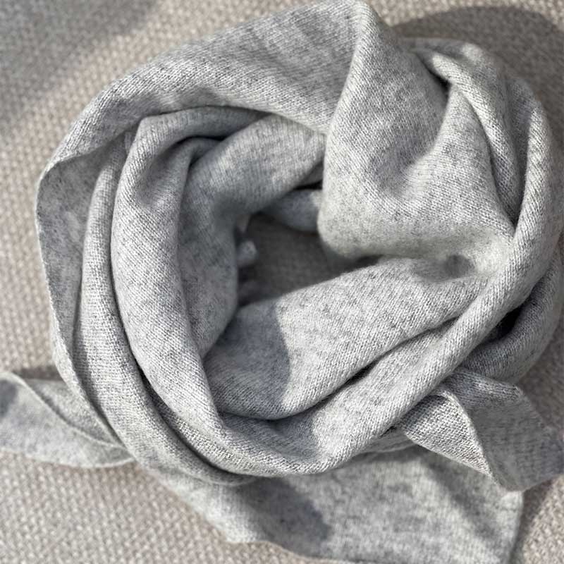 ROSAS R-22 CASHMERE SMALL SCARF LYSEGRÅ