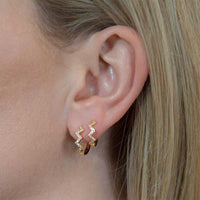 BON DEP BY EMILIA SMALL ZIGZAG HOOPS GULD-fra-BON DEP-hos-J BY J Fashion