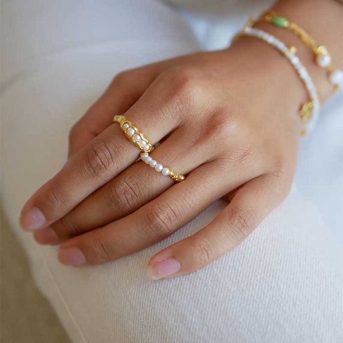 ENAMEL AILANA PEARL RING GULD-fra-ENAMEL-hos-J BY J Fashion