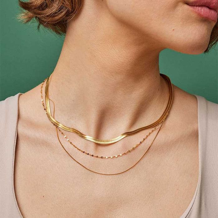 ENAMEL NAOMI NECKLACE GULD-fra-ENAMEL-hos-J BY J Fashion