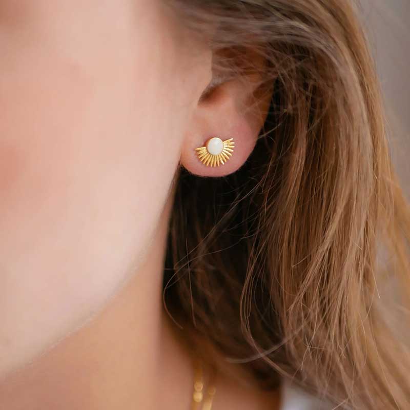 ENAMEL OFF WHITE SOLEIL STUD GULD - J BY J Fashion