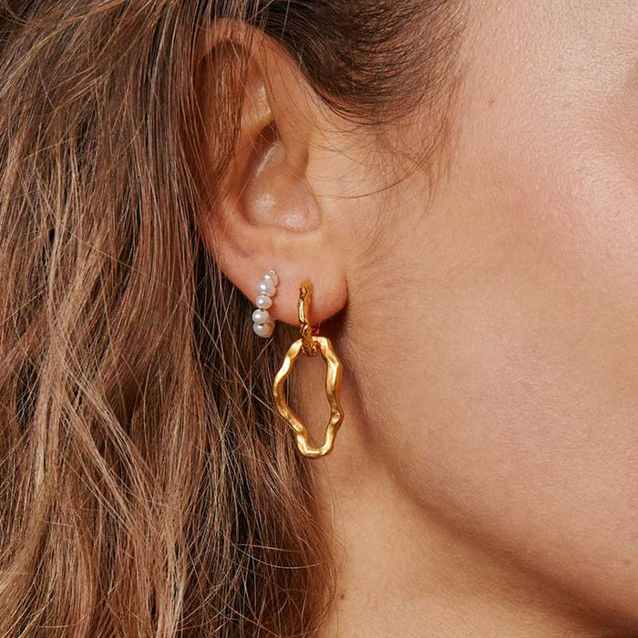 ENAMEL PEARLIE MINI HOOPS GULD - J BY J Fashion