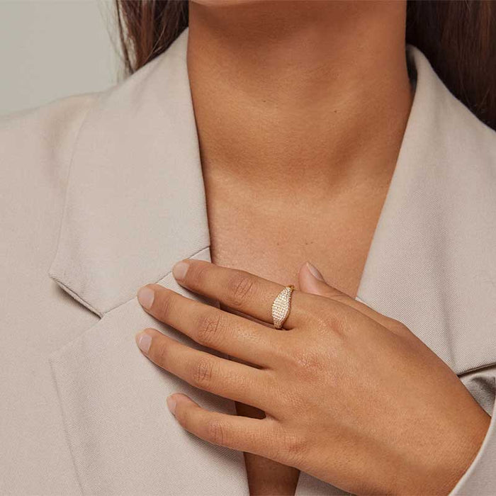 ENAMEL SPARKLING MARY RING GULD-fra-ENAMEL-hos-J BY J Fashion