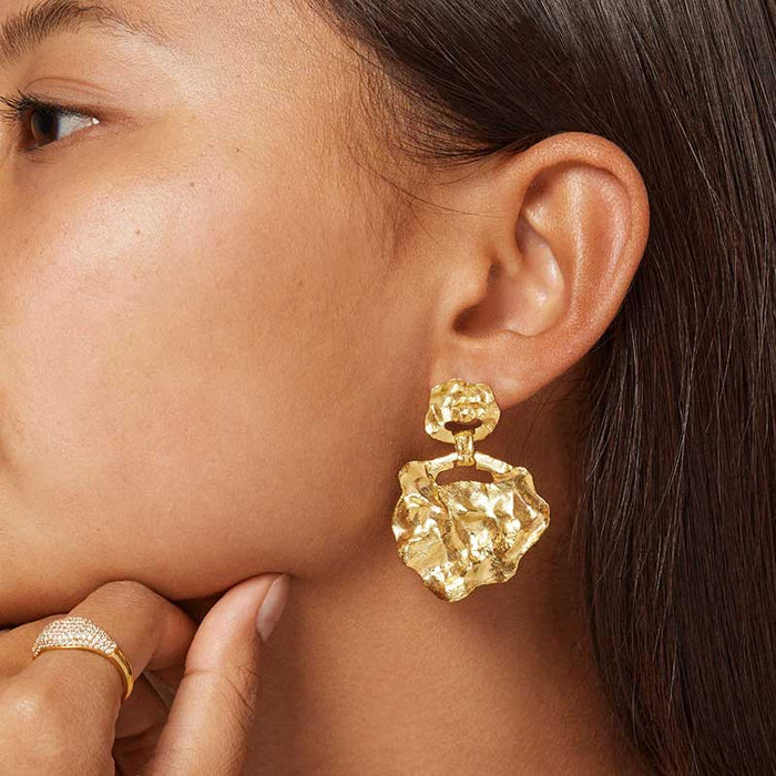 ENAMEL WINDY LARGE EARRING GULD-fra-ENAMEL-hos-J BY J Fashion