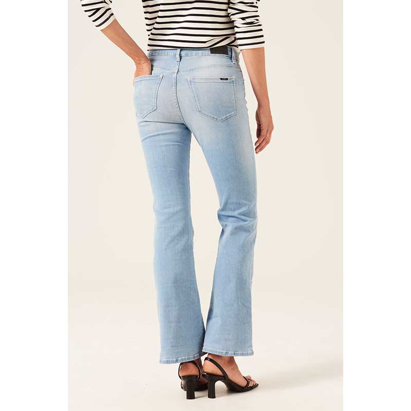 GARCIA 245 - 6682 CELIA FLARE JEANS LYSEBLÅ-fra-GARCIA-hos-J BY J Fashion