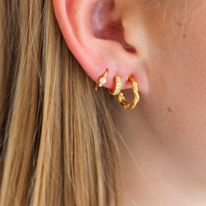 STINE A BOUCLE CREOL EARRING GULD-fra-STINE A-hos-J BY J Fashion