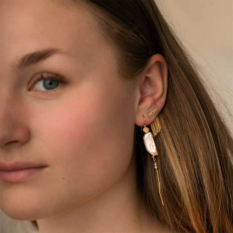 STINE A LONG BAROQUE PEARL WITH CHAIN EARRING GULD - J BY J Fashion