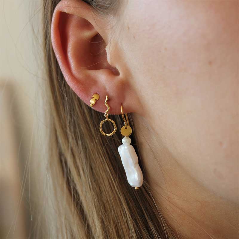 STINE A PETIT WAVY DANGLING CIRCLE GULD